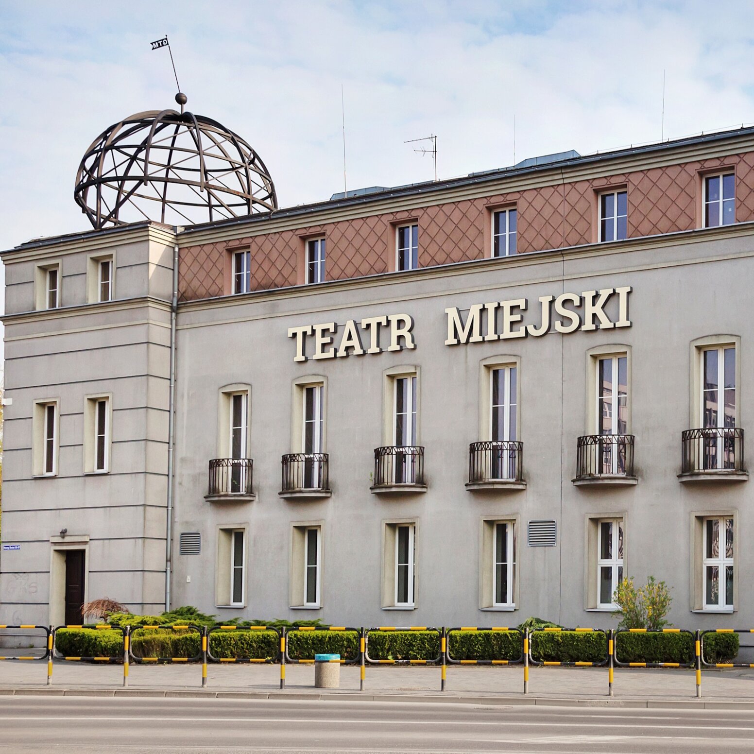 Budynek z napisem Teatr Miejski