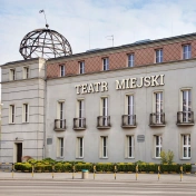 Budynek z napisem Teatr Miejski