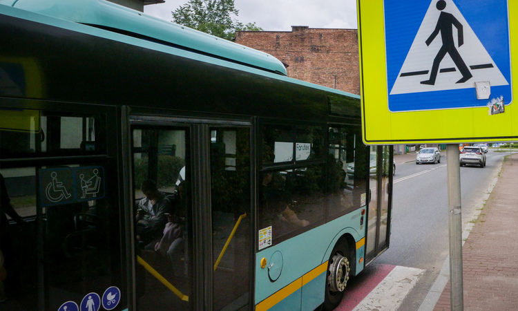 Niebieski autobus przed przejściem dla pieszych