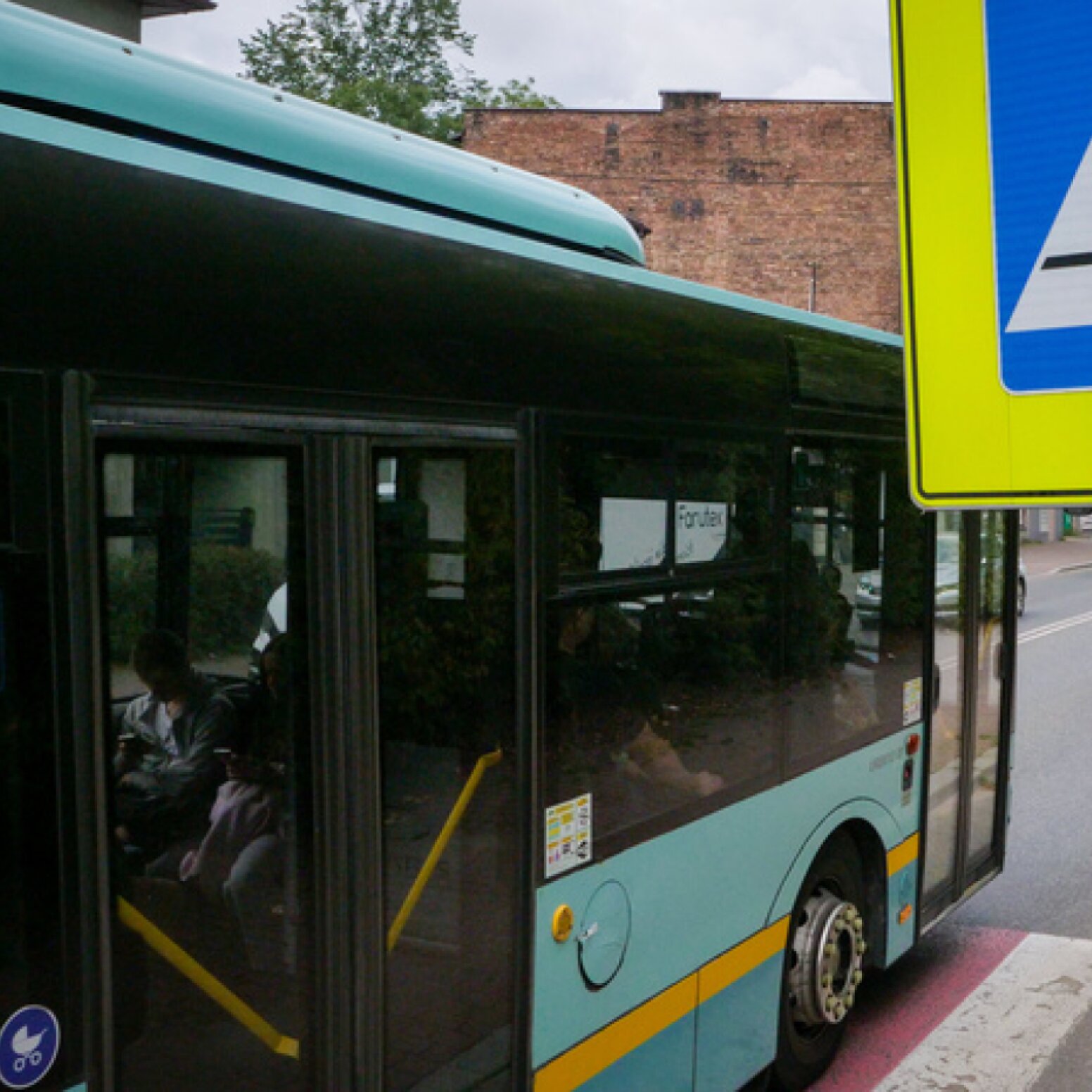 Niebieski autobus przed przejściem dla pieszych