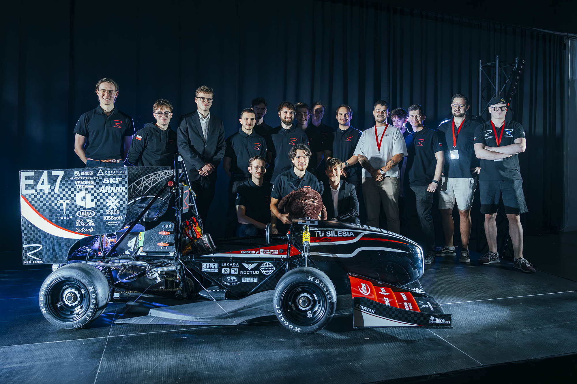 Studenci Koła Naukowego PolSl Racing z bolidem