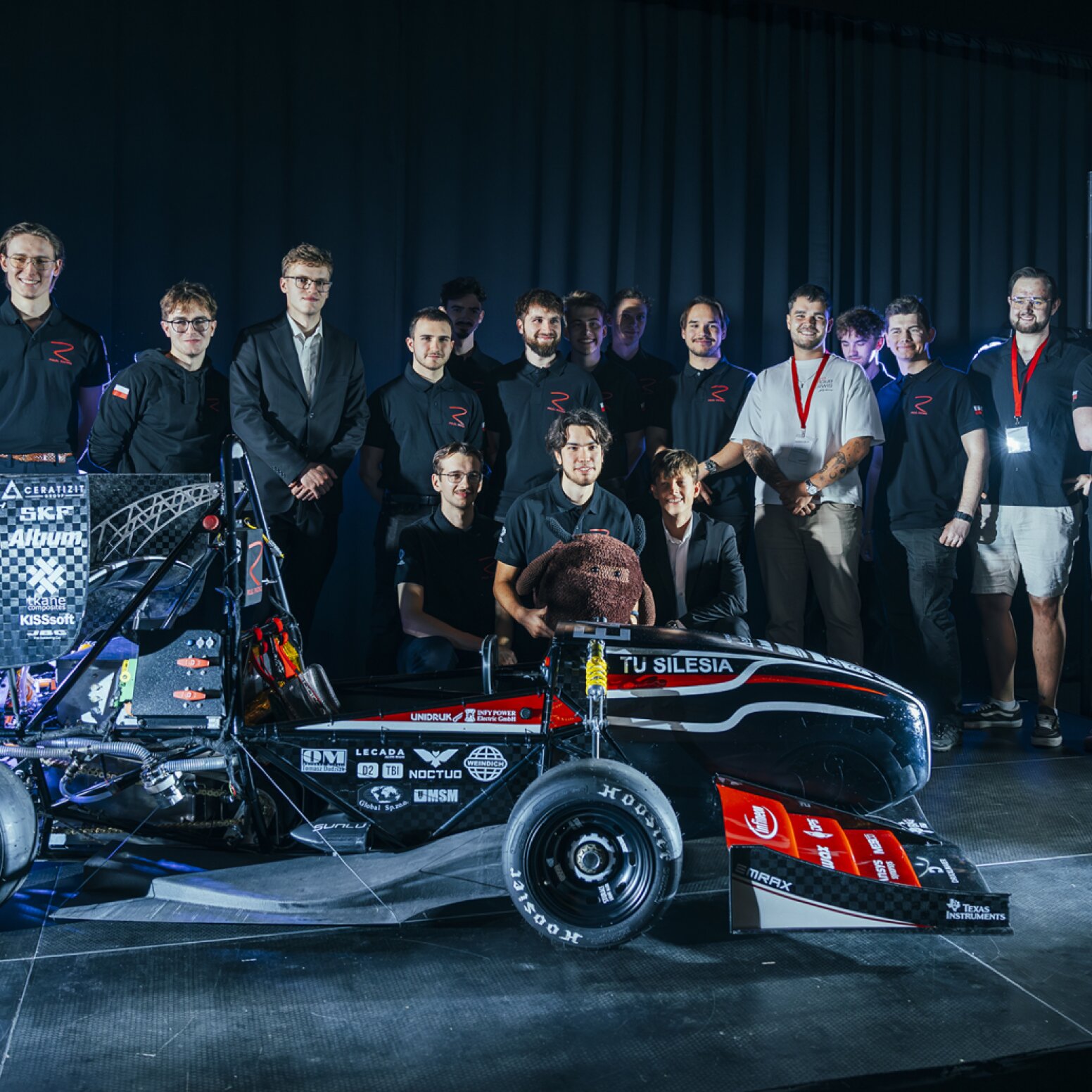 Studenci Koła Naukowego PolSl Racing z bolidem