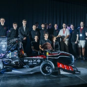 Studenci Koła Naukowego PolSl Racing z bolidem