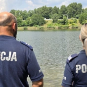 Policjanci nad zbiornikiem wodnym