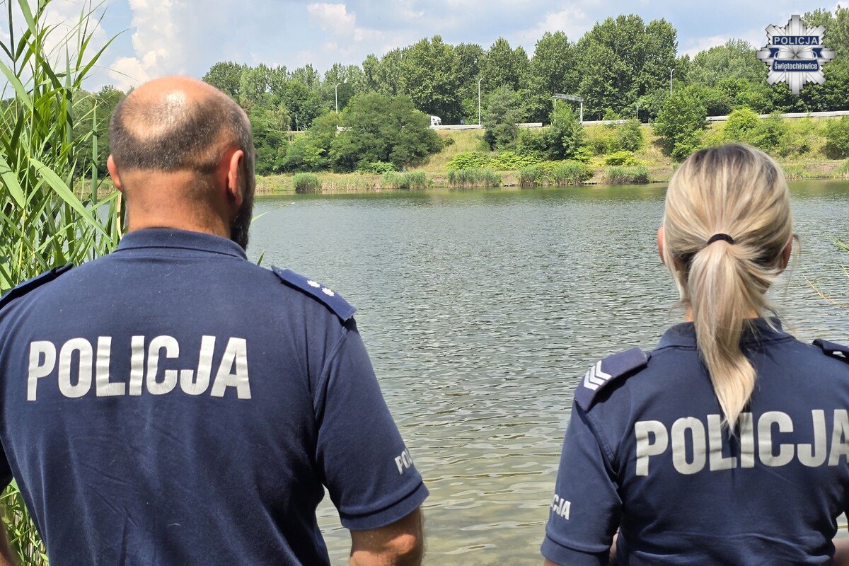 Policjanci nad zbiornikiem wodnym
