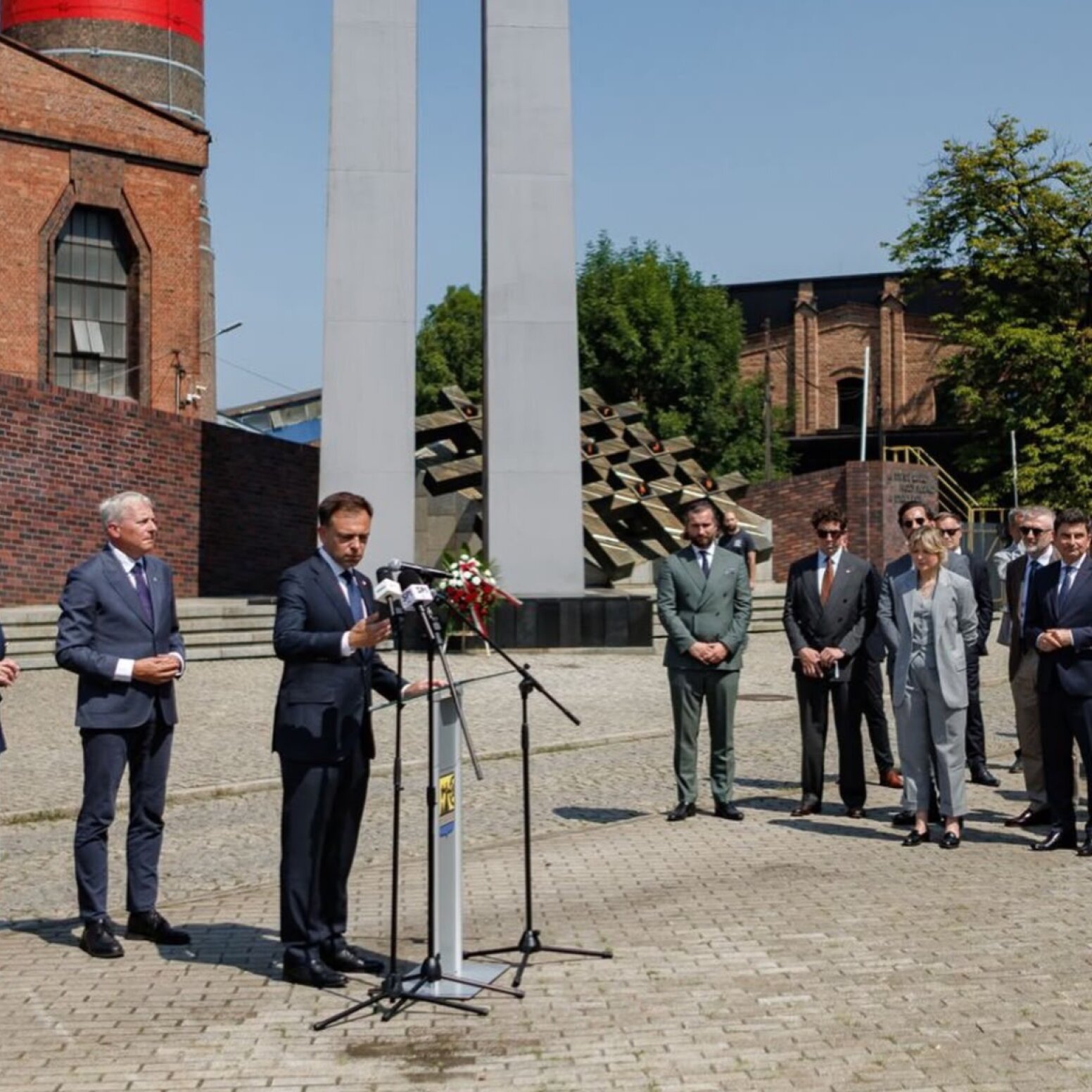 Andrzej Domański przed Kopalnią Wujek
