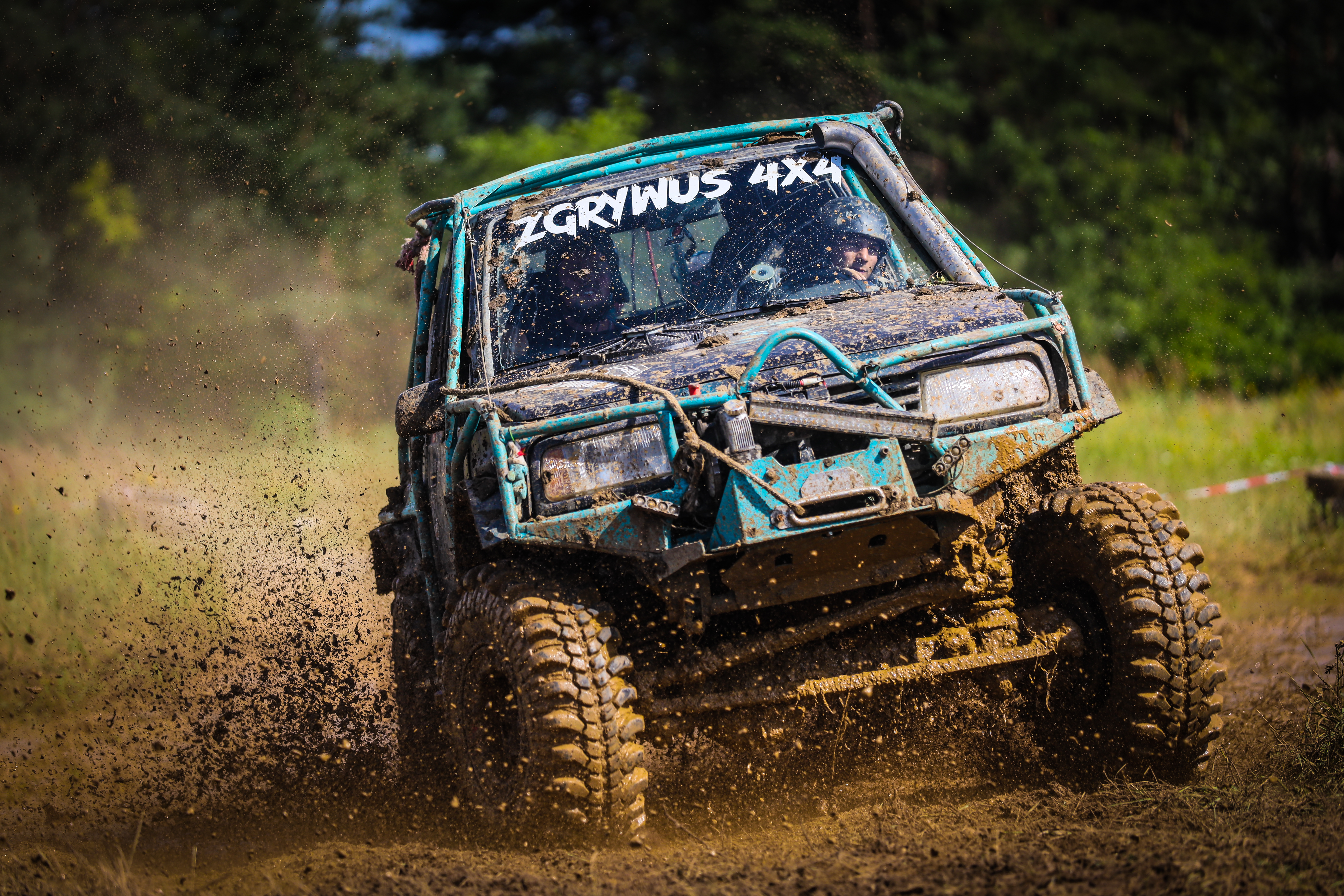 niebieskie auto 4x4 na off-roadzie