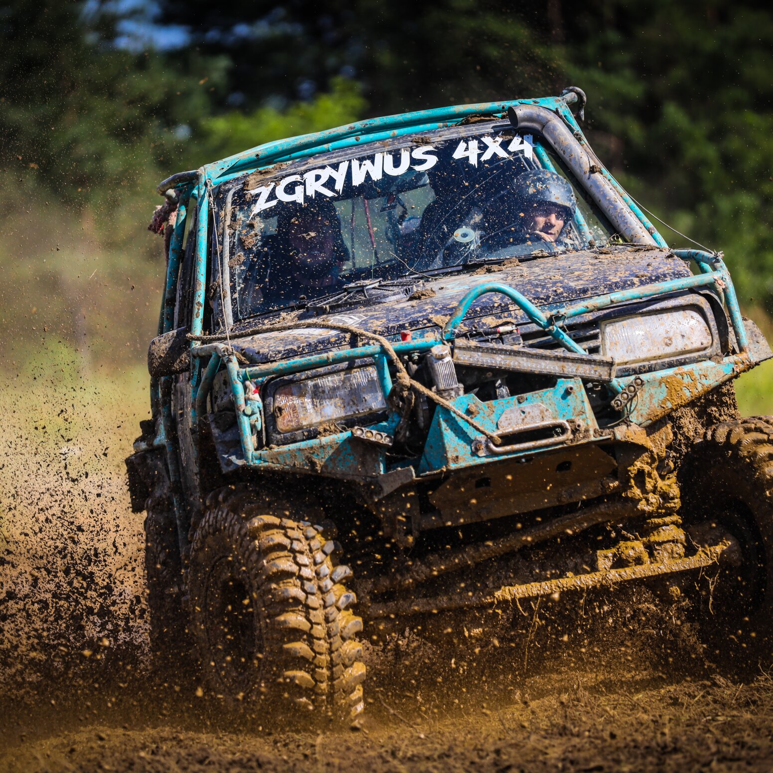 niebieskie auto 4x4 na off-roadzie