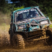 niebieskie auto 4x4 na off-roadzie