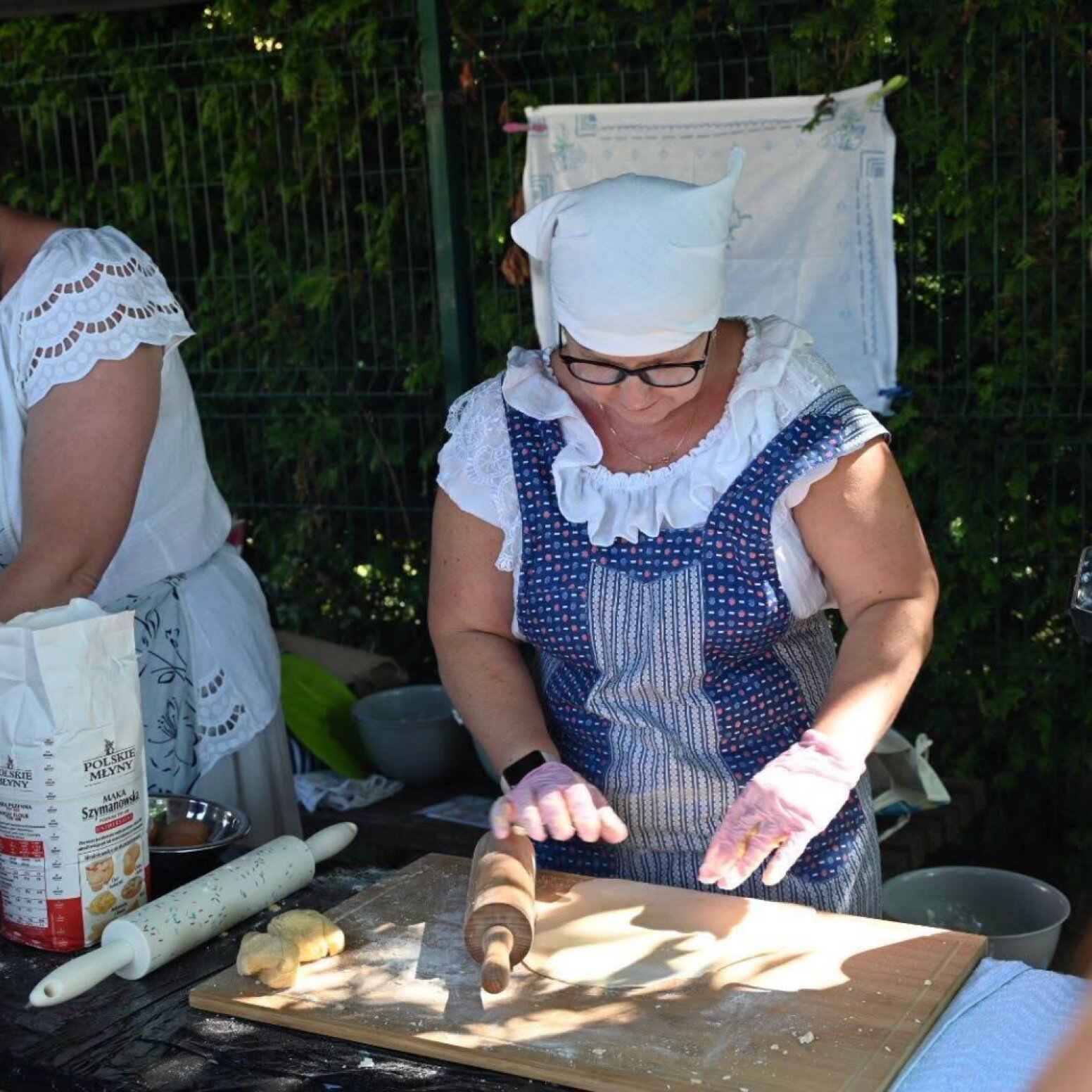 Kobiety lepiące pierogi