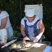 Kobiety lepiące pierogi