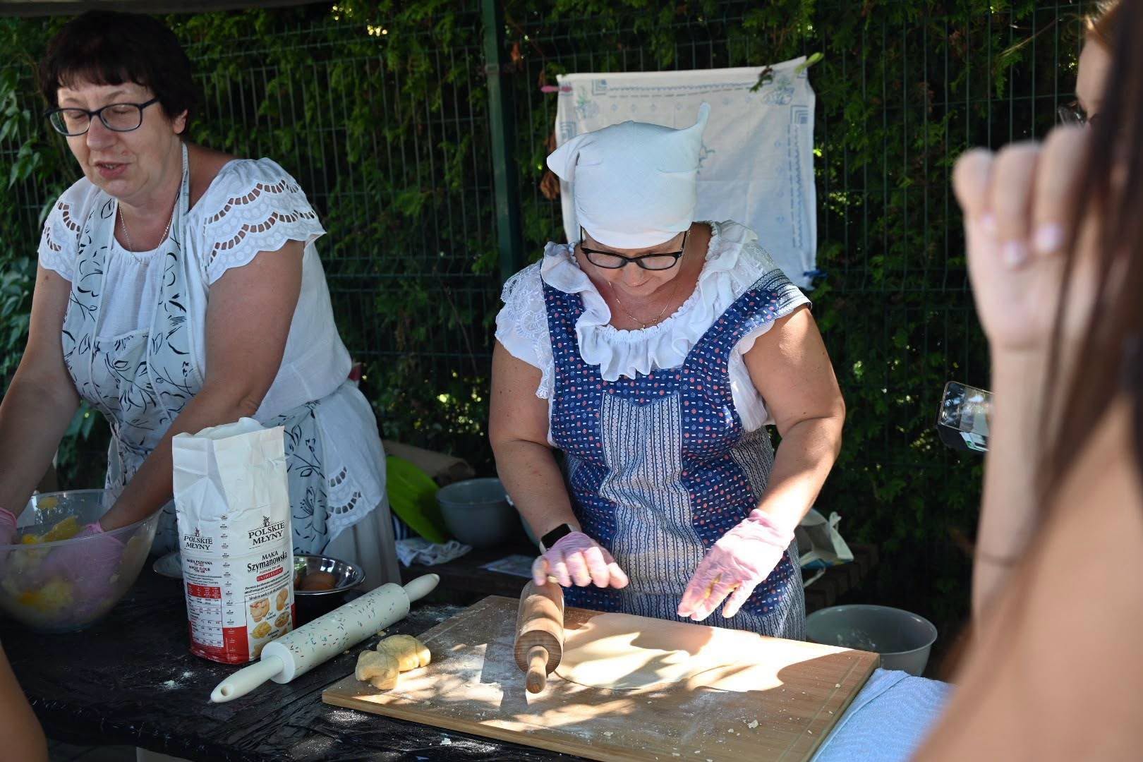 Kobiety lepiące pierogi