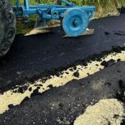 Zaorany asfalt ciągnikiem