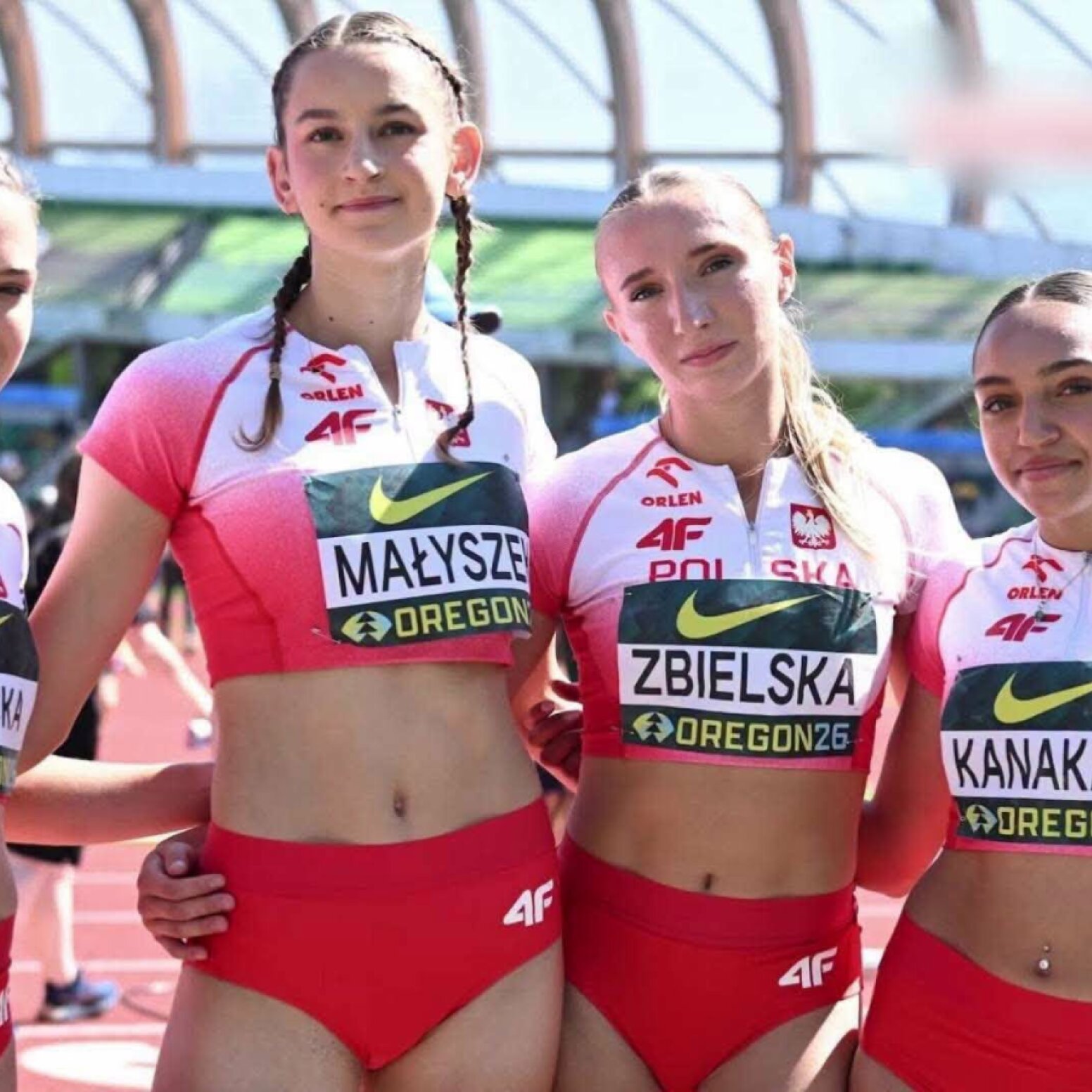 Zawodniczki lekkoatletyki na stadionie