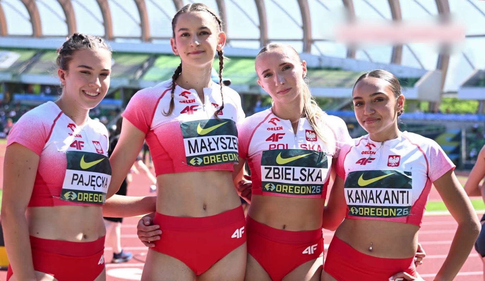 Zawodniczki lekkoatletyki na stadionie
