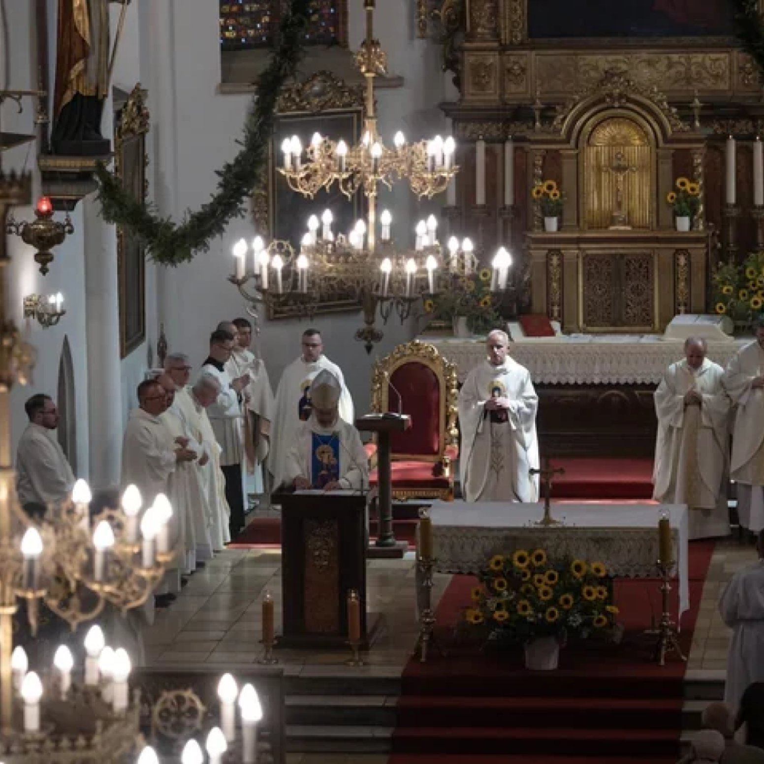 Ołtarz podczas eucharystii w Kościele Mariackim w Bytomiu