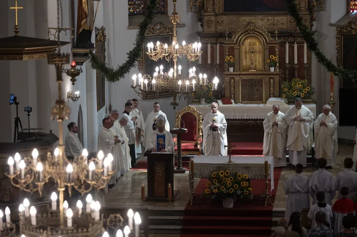 Ołtarz podczas eucharystii w Kościele Mariackim w Bytomiu