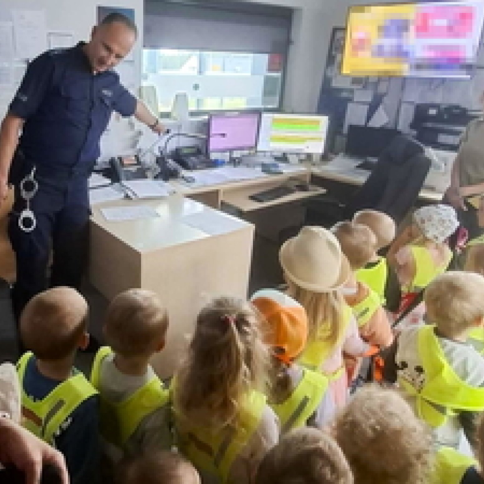 Policjant z dziećmi