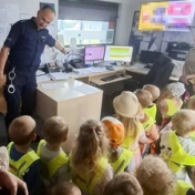 Policjant z dziećmi