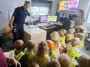 Policjant z dziećmi