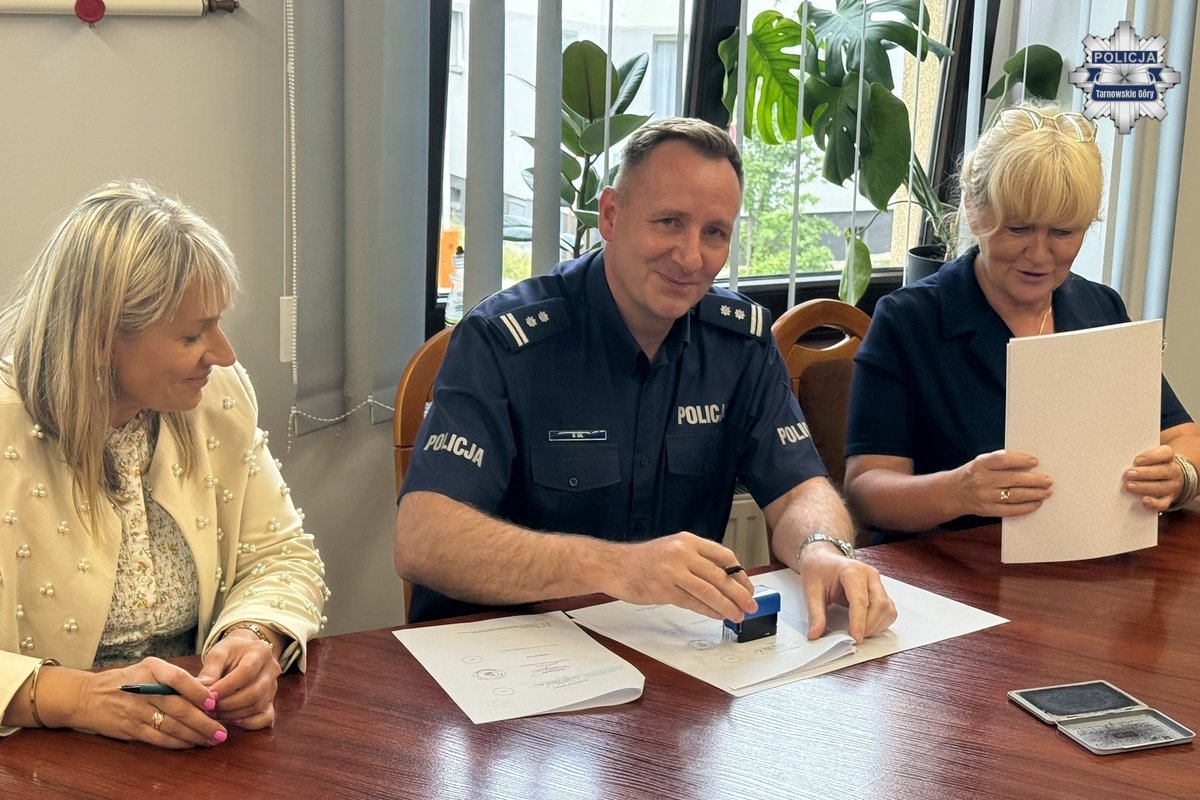 Podpisanie dokumentów przez komendanta policji i dyrektorek szkół