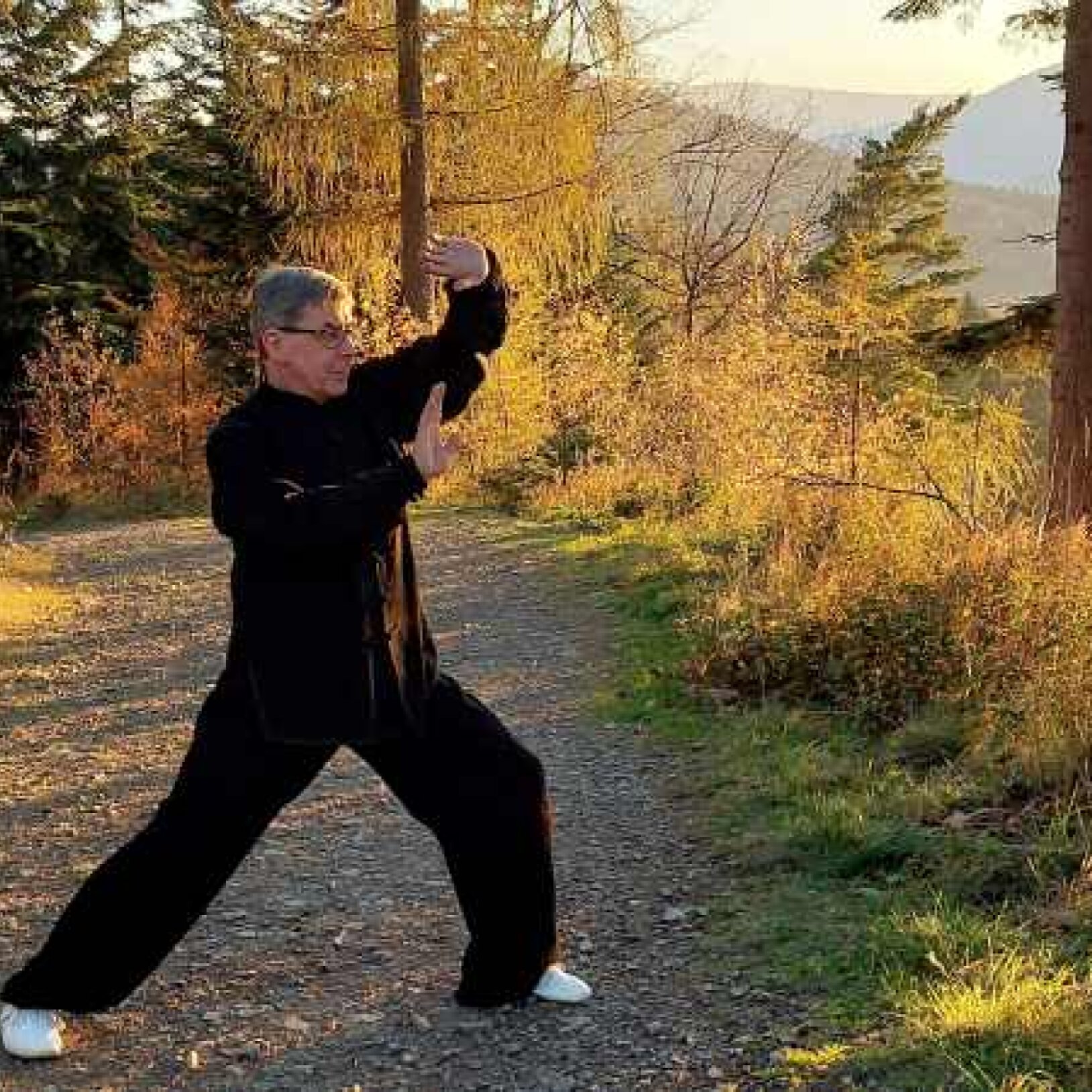mężczyzna w pozie tai-chi