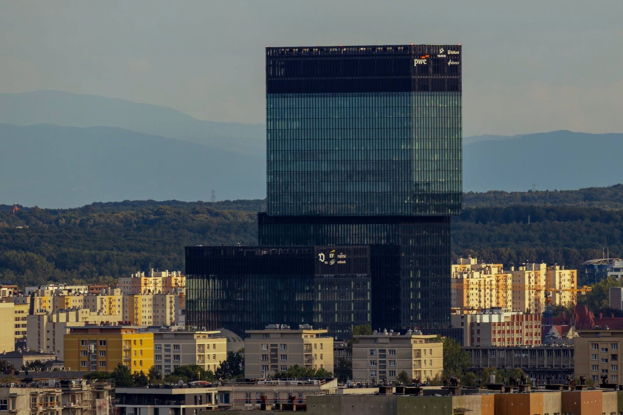 Budynek w Katowicach na tle wyłaniających się gór