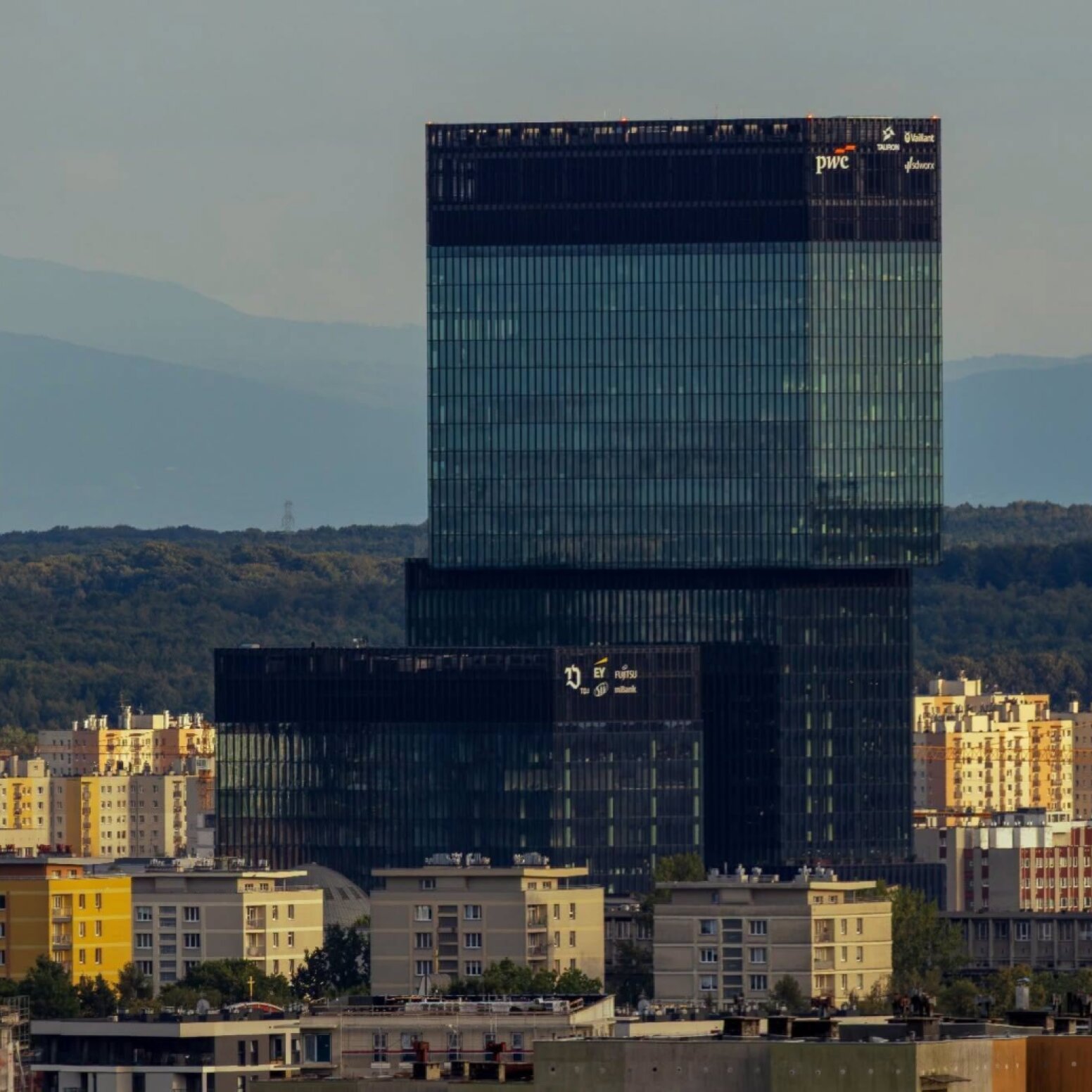 Budynek w Katowicach na tle wyłaniających się gór