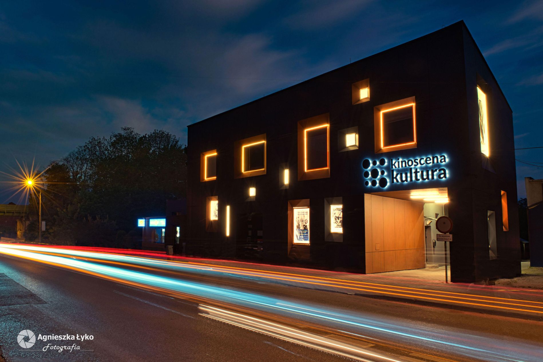 Budynek knurowskiego centrum kultury nocą