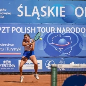 Zawodniczka na korcie do tenisa