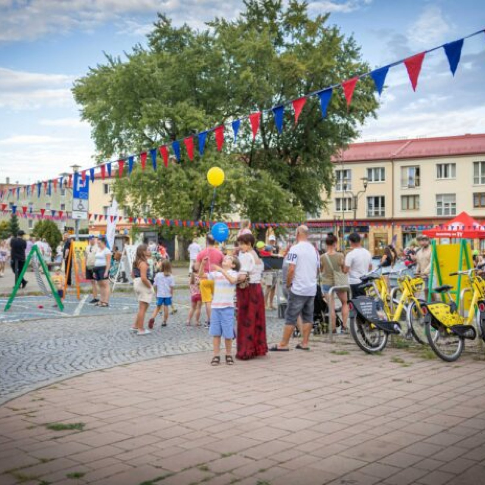 kilkanaście osób na rynku podczas festynu