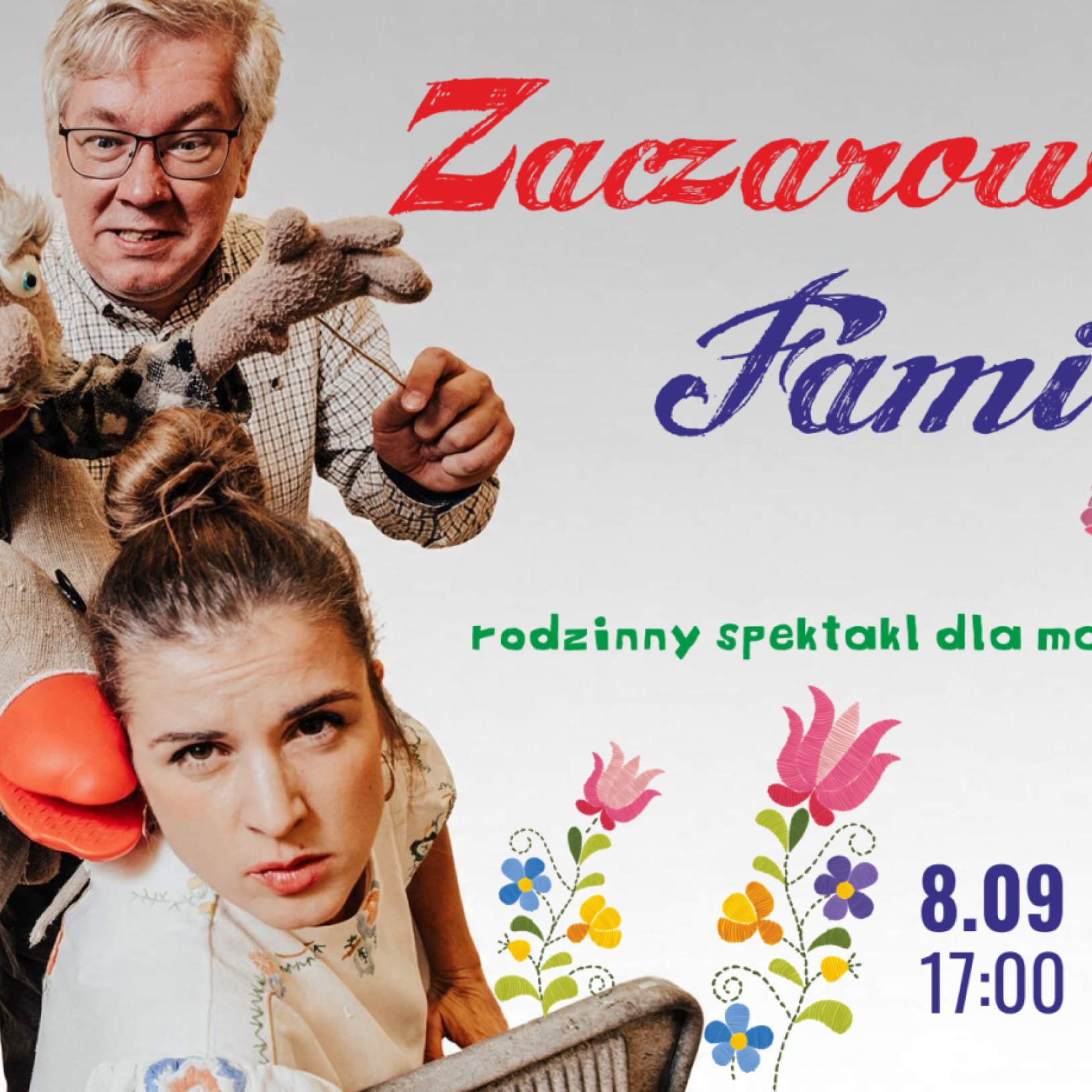 jedna kobieta oraz dwóch mężczyzn z maskotkami