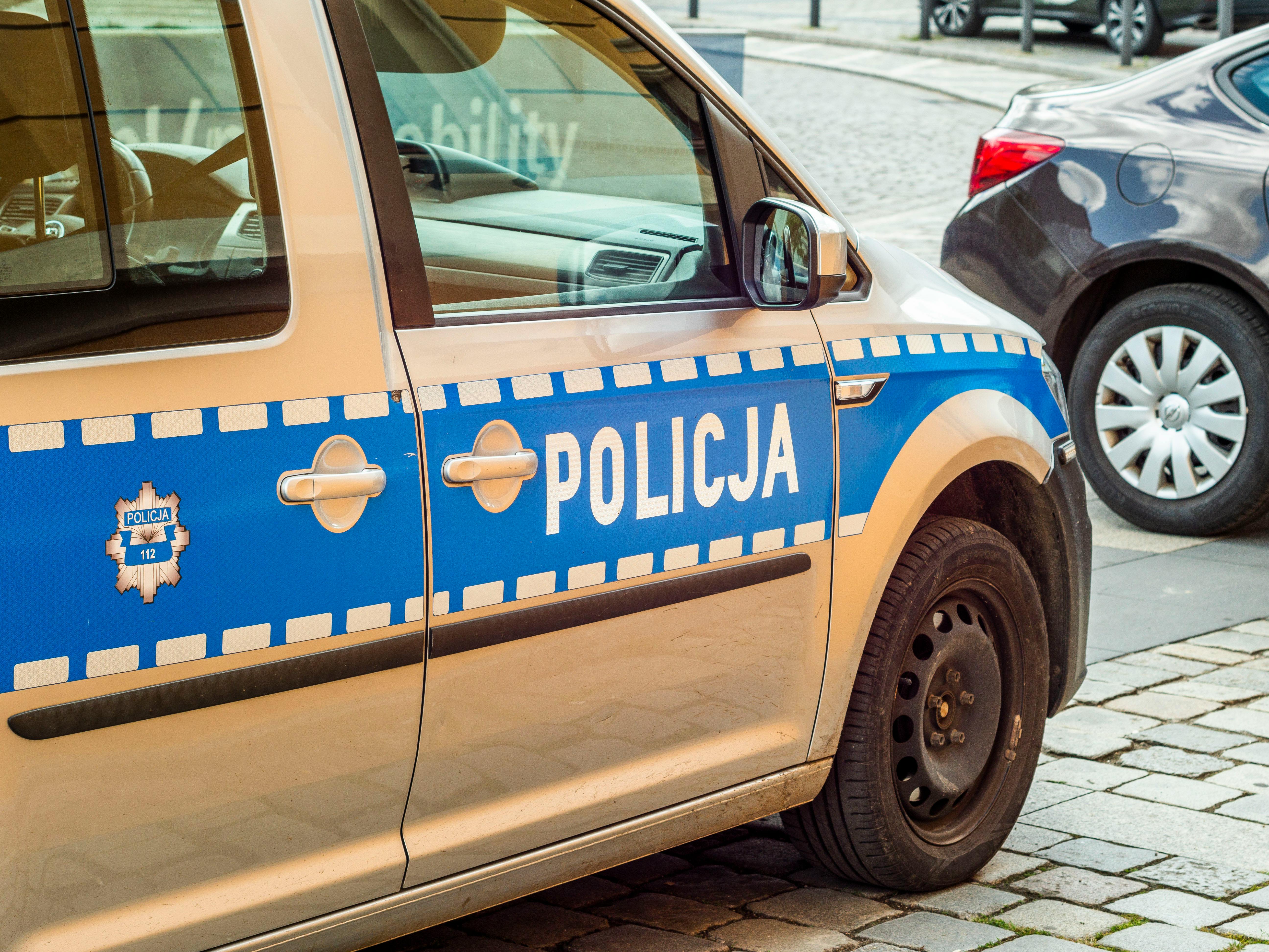 Zaskakujący finał w centrum Gliwic — policja odzyskała skradziony mikrosamochód i zatrzymała dwóch mężczyzn
