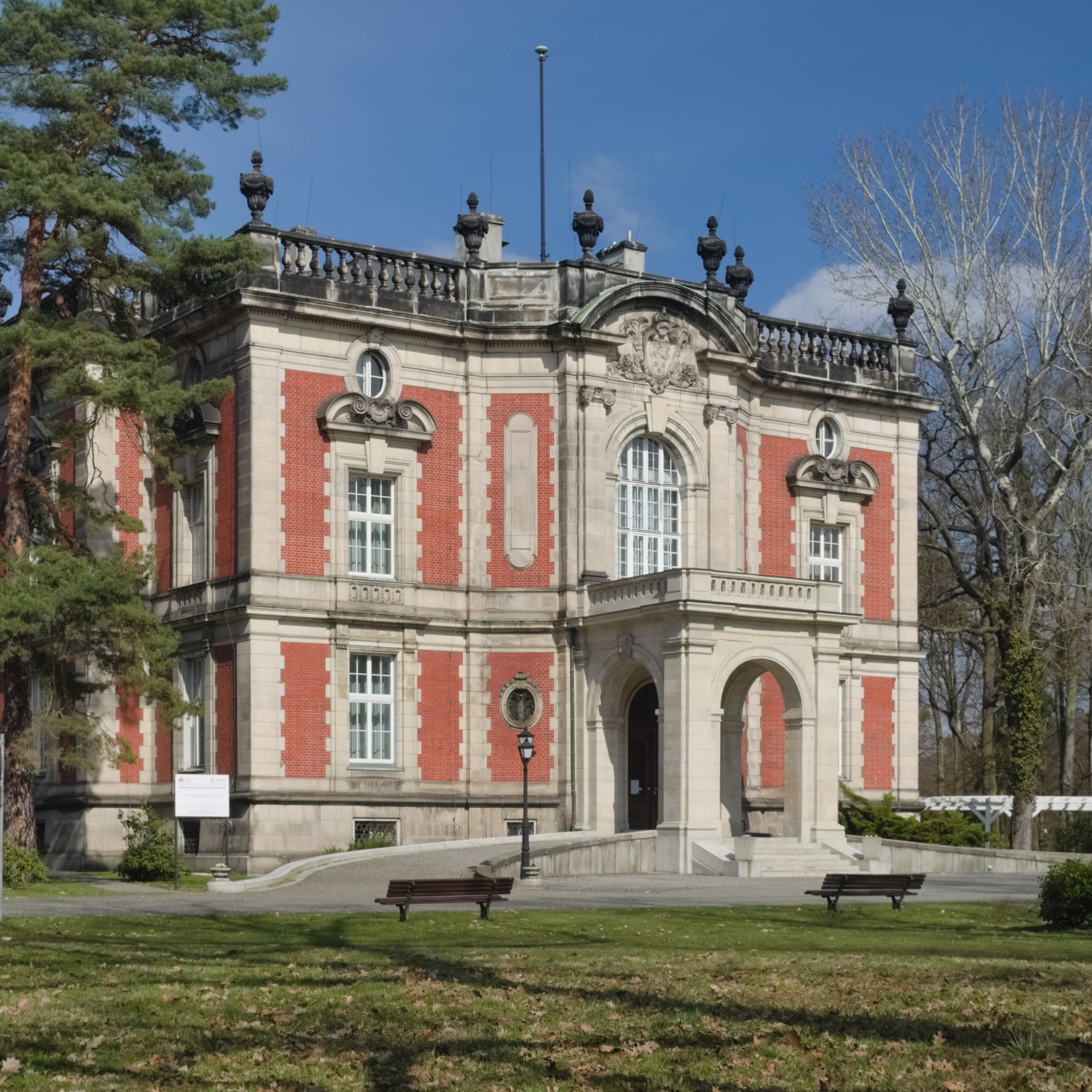 Park w Świerklańcu Autorstwa Adrian Tync - Praca własna, CC BY-SA 4.0, https://commons.wikimedia.org/w/index.php?curid=122528772