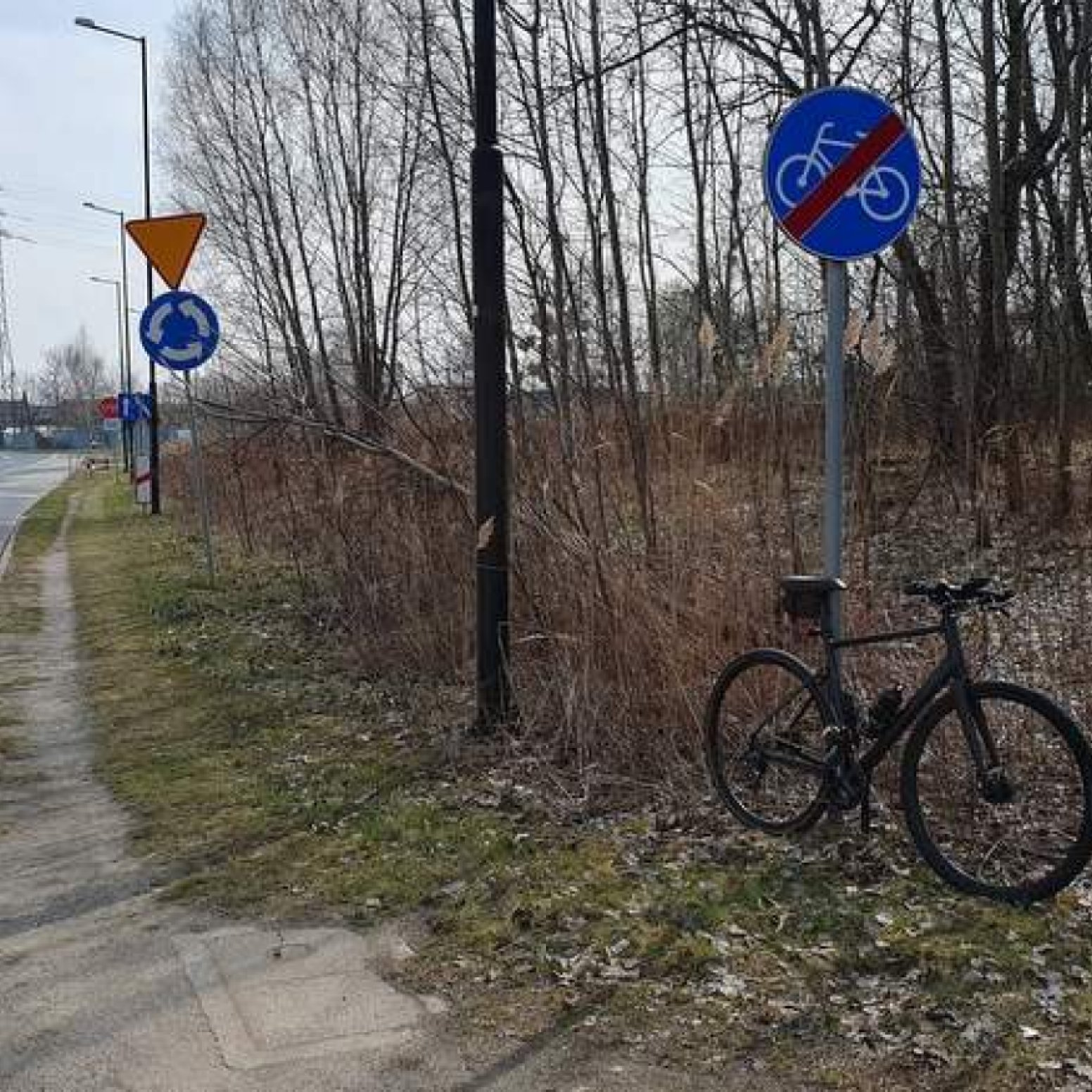 droga ze znakiem końca ścieżki rowerowej