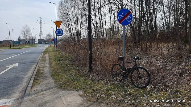 droga ze znakiem końca ścieżki rowerowej
