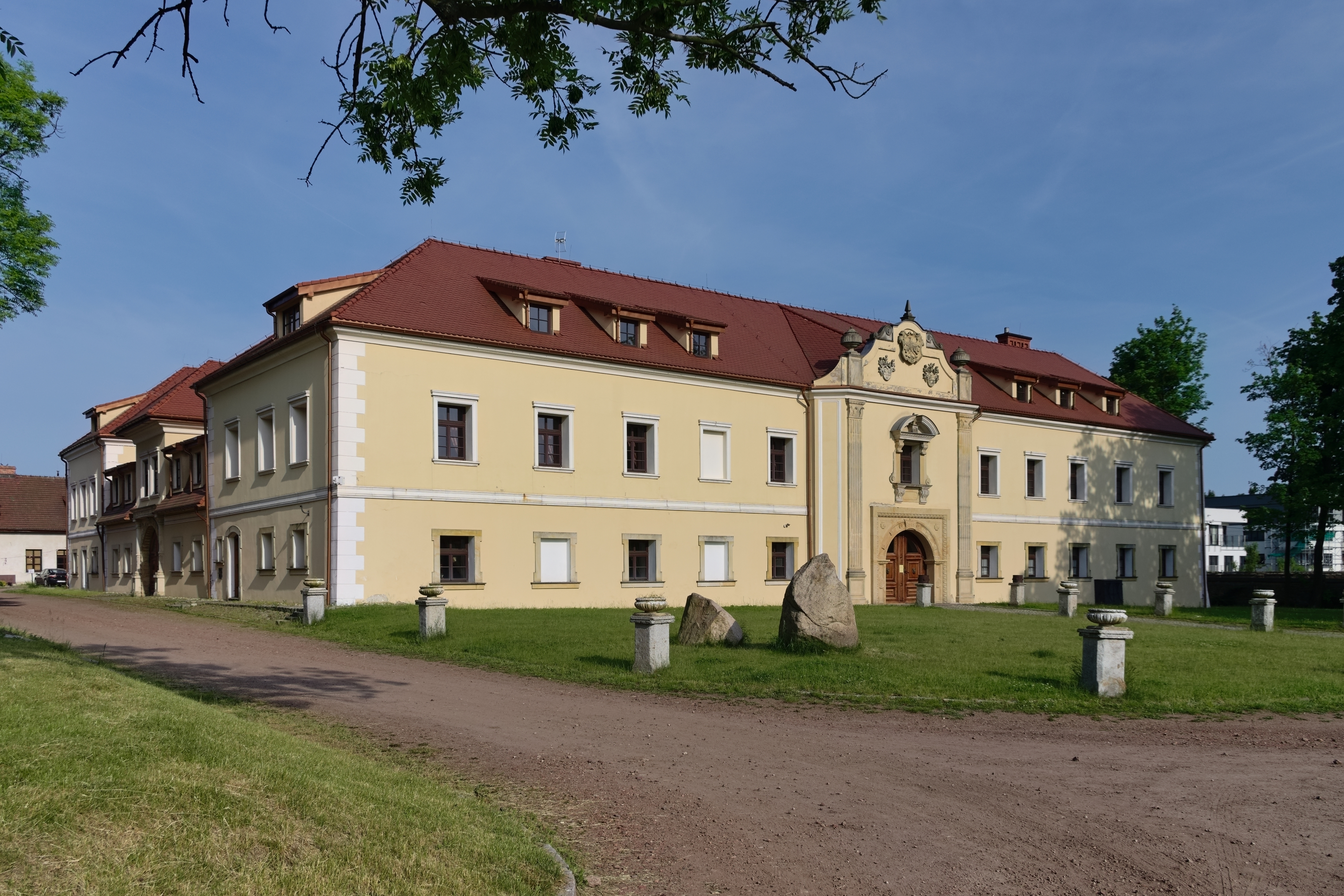 Kompleks Zamkowy Stare Tarnowice Autorstwa Adrian Tync - Praca własna, CC BY-SA 4.0, https://commons.wikimedia.org/w/index.php?curid=137441682