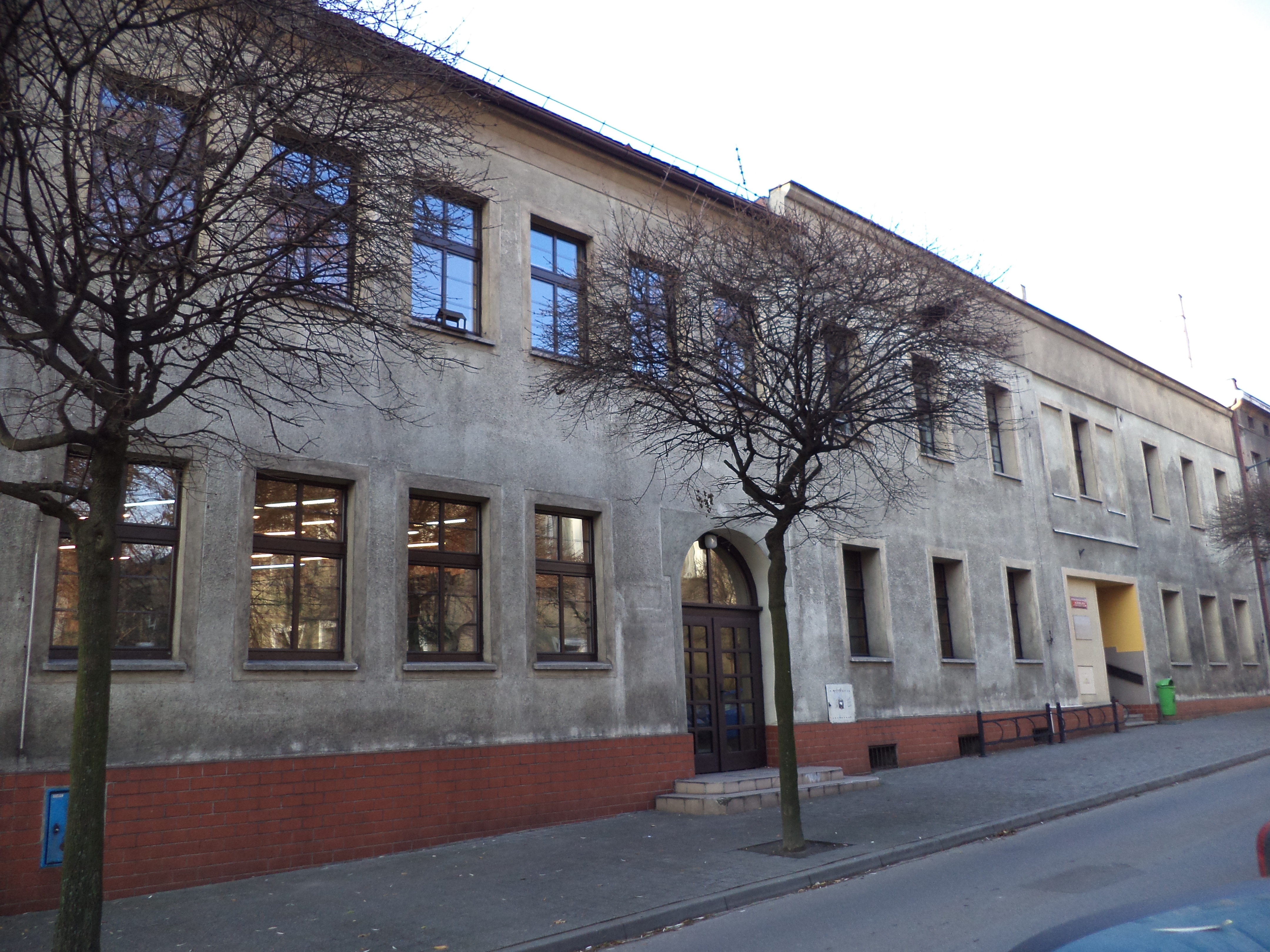 Miejska Biblioteka Publiczna im. Bolesława Lubosza By Gabriel Wilk - Own work, CC BY-SA 4.0, https://commons.wikimedia.org/w/index.php?curid=45406951