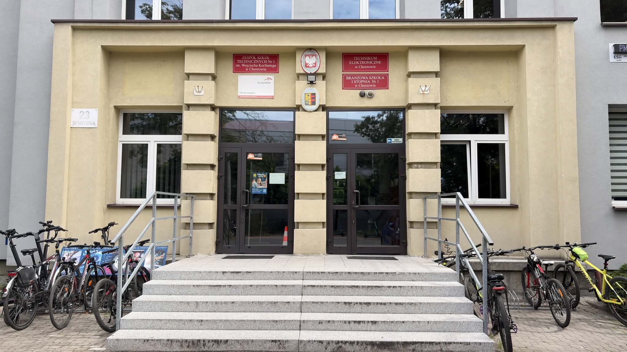 Wejście do Zespołu Szkół Technicznych nr 1 w Chorzowie