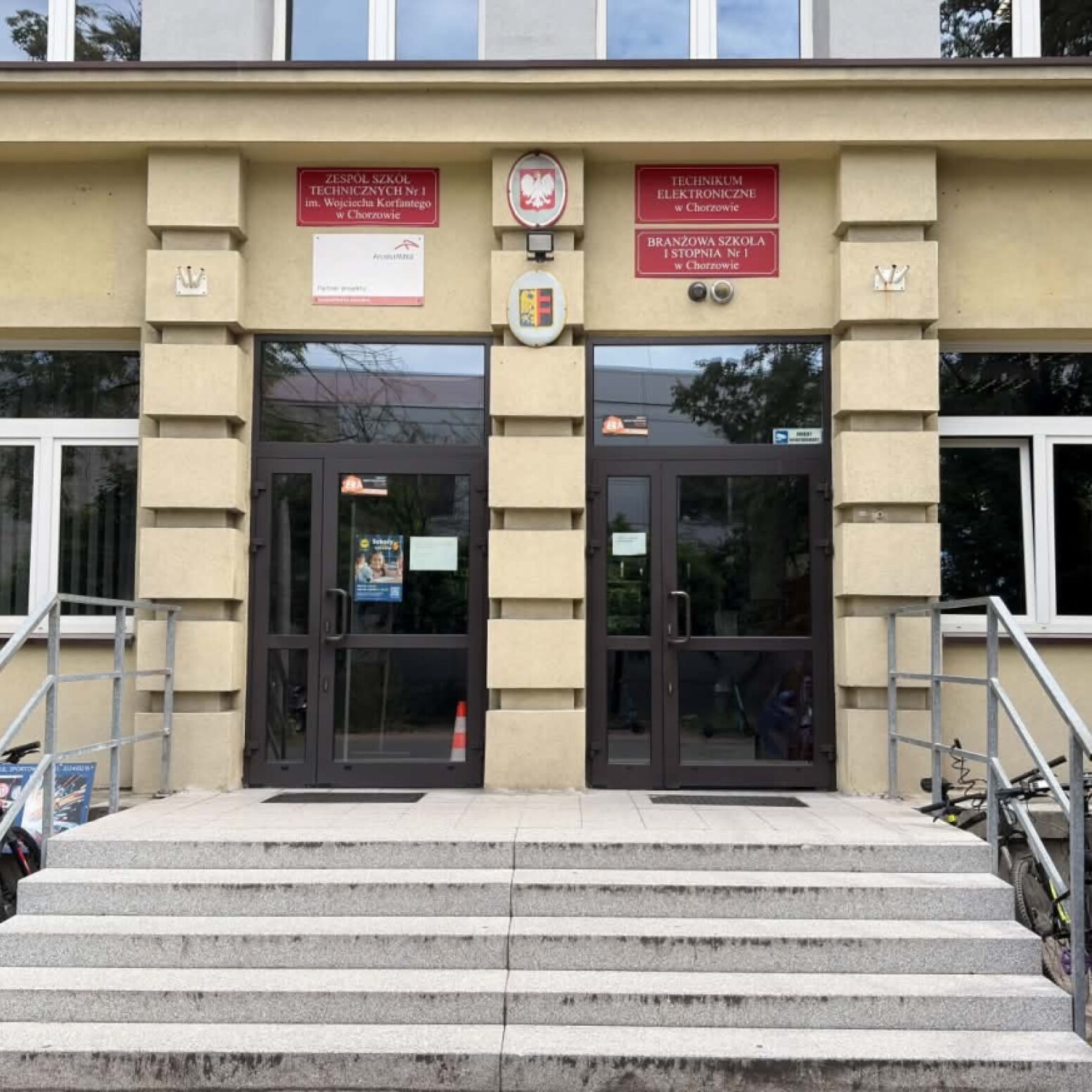Wejście do Zespołu Szkół Technicznych nr 1 w Chorzowie