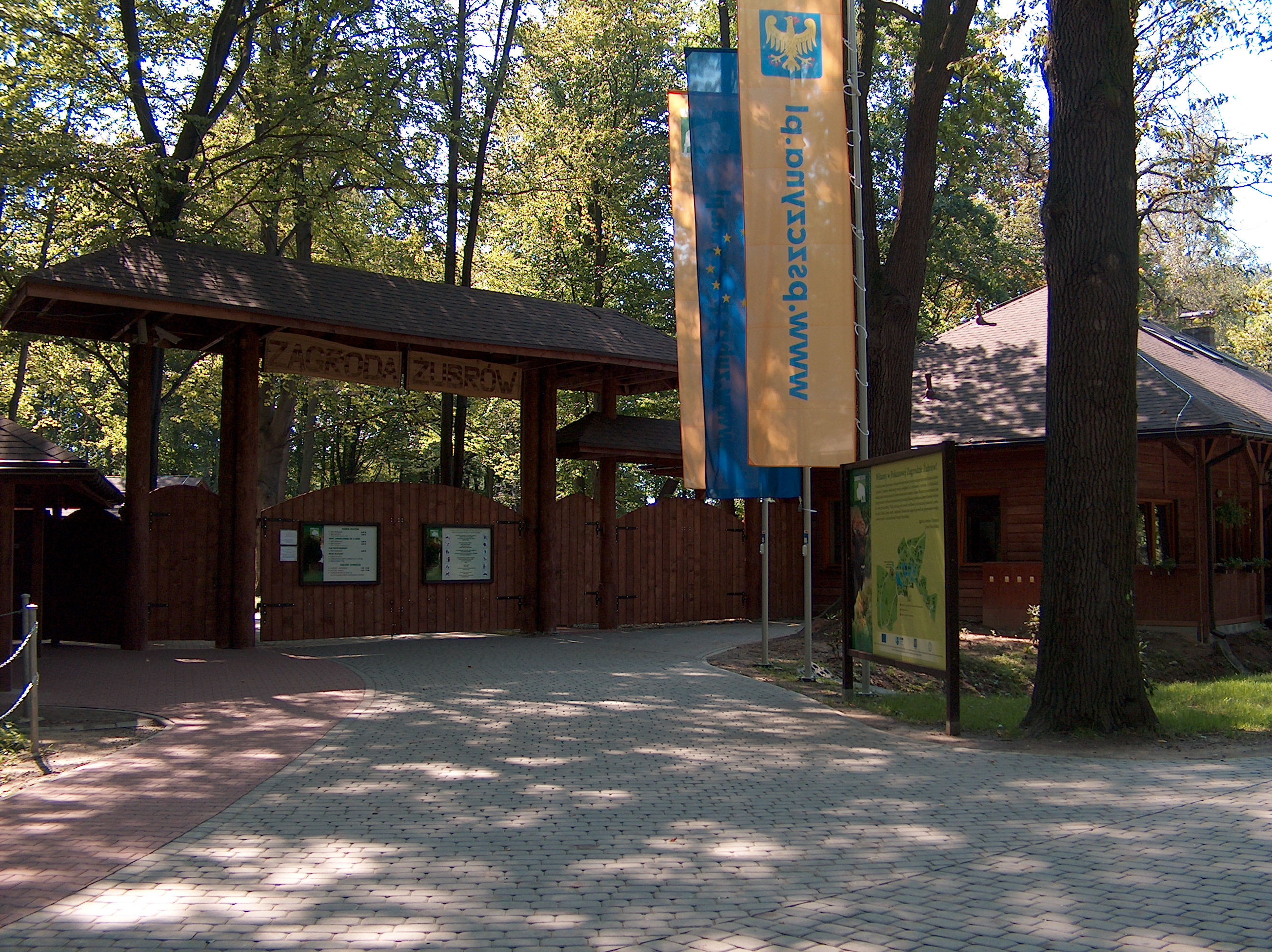 Pokazowa Zagroda Żubrów w Zabytkowym Parku Pszczyńskim Autorstwa Paterm - Praca własna, CC BY-SA 3.0, https://commons.wikimedia.org/w/index.php?curid=31980561