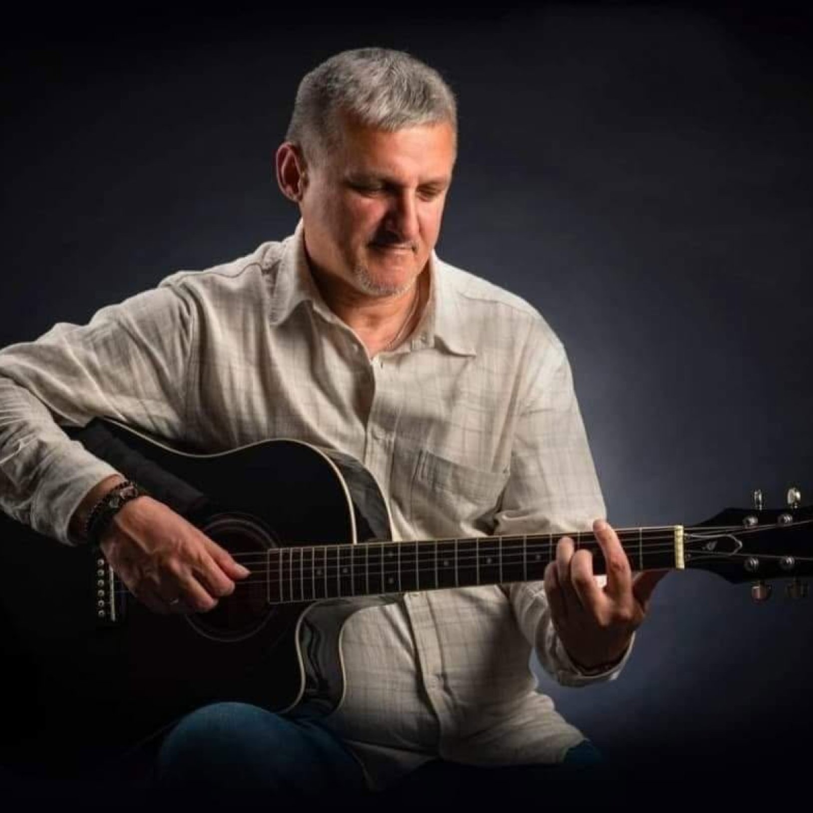 Mężczyzna grający na gitarze