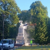 Pomnik na cmentarzu komunalnym rozebrany przez zły stan techniczny