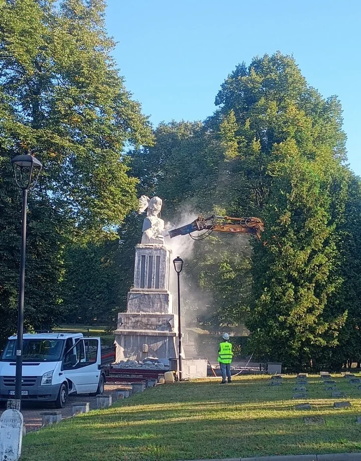 Pomnik na cmentarzu komunalnym rozebrany przez zły stan techniczny