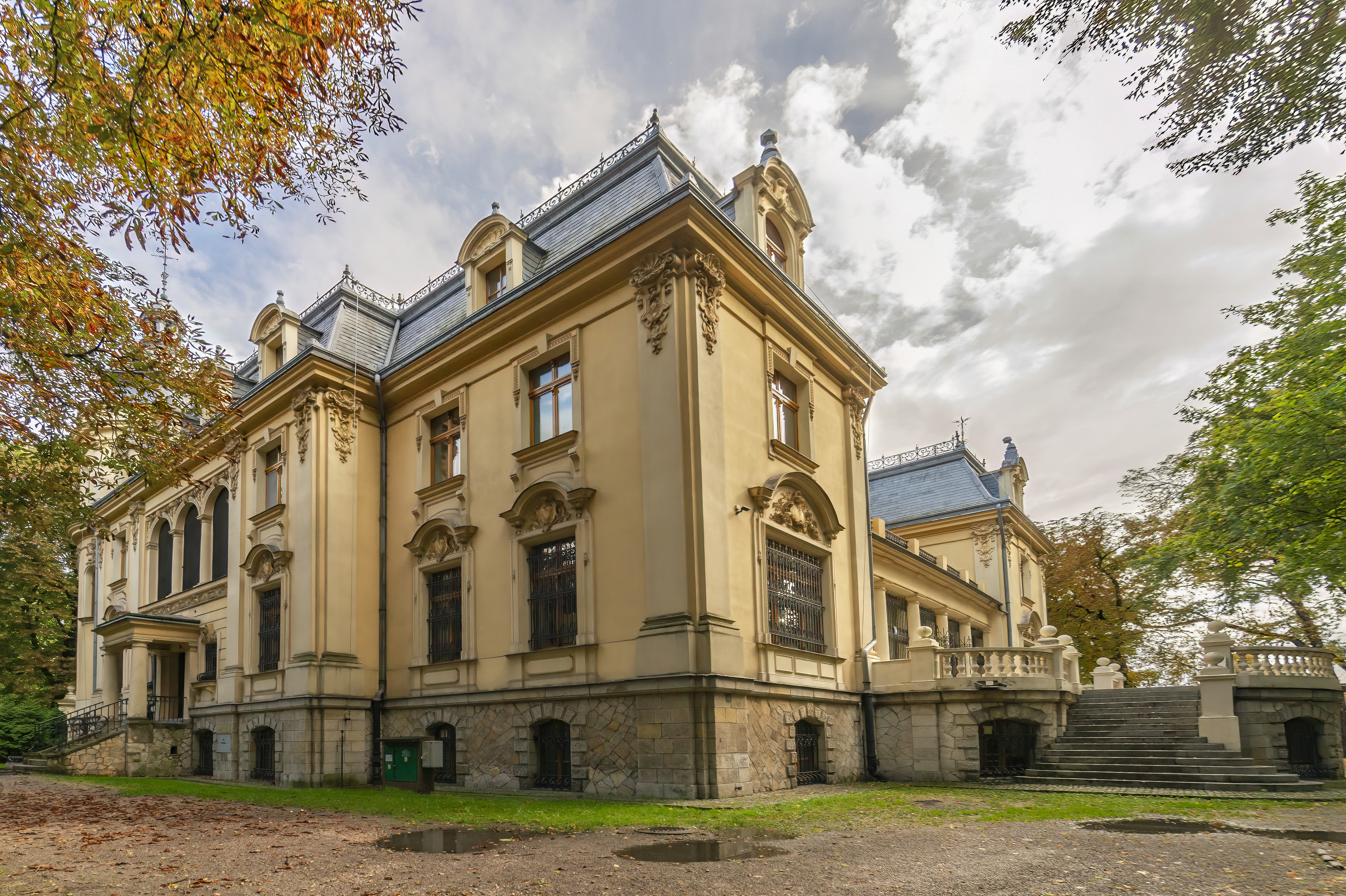 Pałac Schoena – Muzeum w Sosnowcu Autorstwa Krzysztof Popławski - Praca własna, CC BY 3.0, https://commons.wikimedia.org/w/index.php?curid=94478968