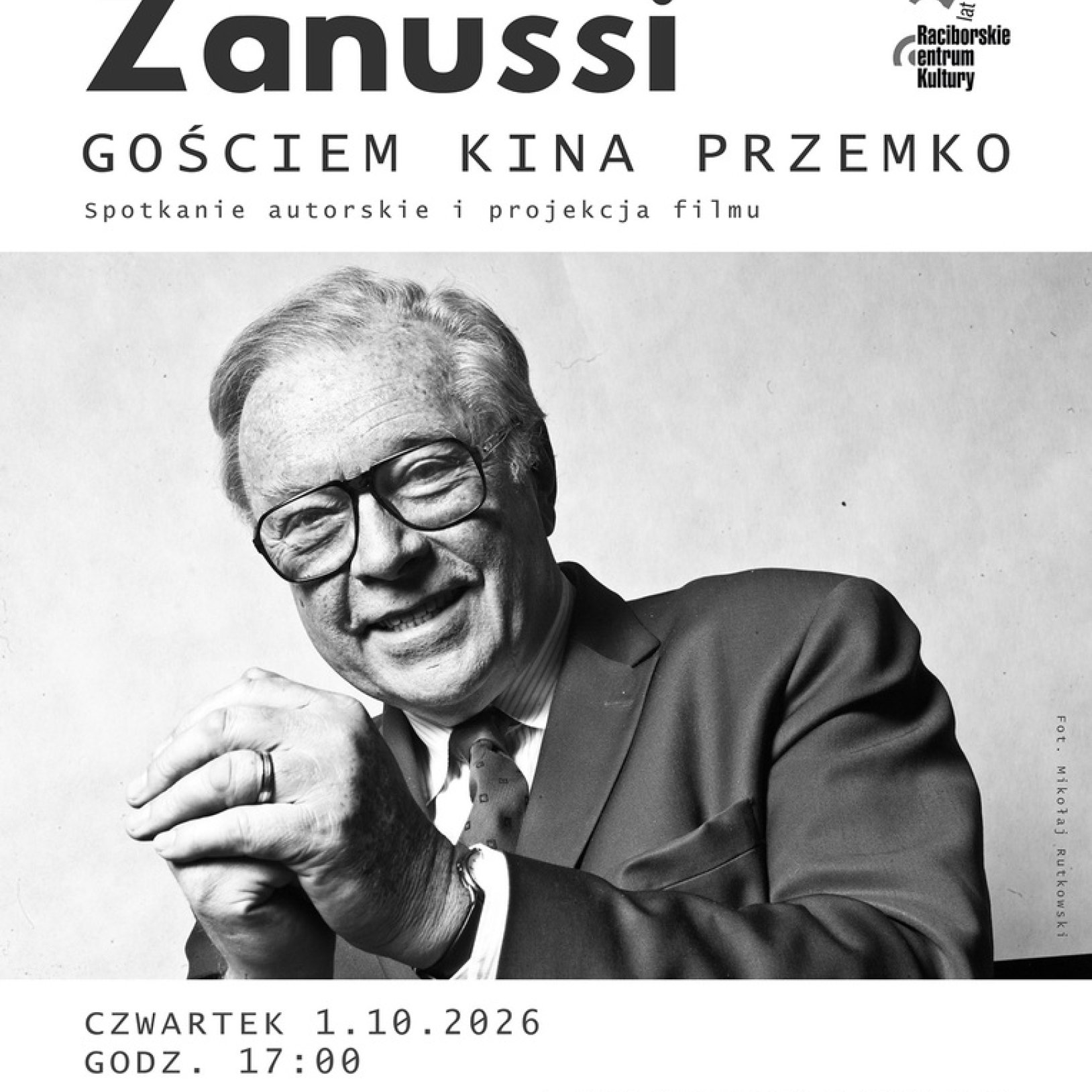 Krzysztof Zanussi na szarym tle
