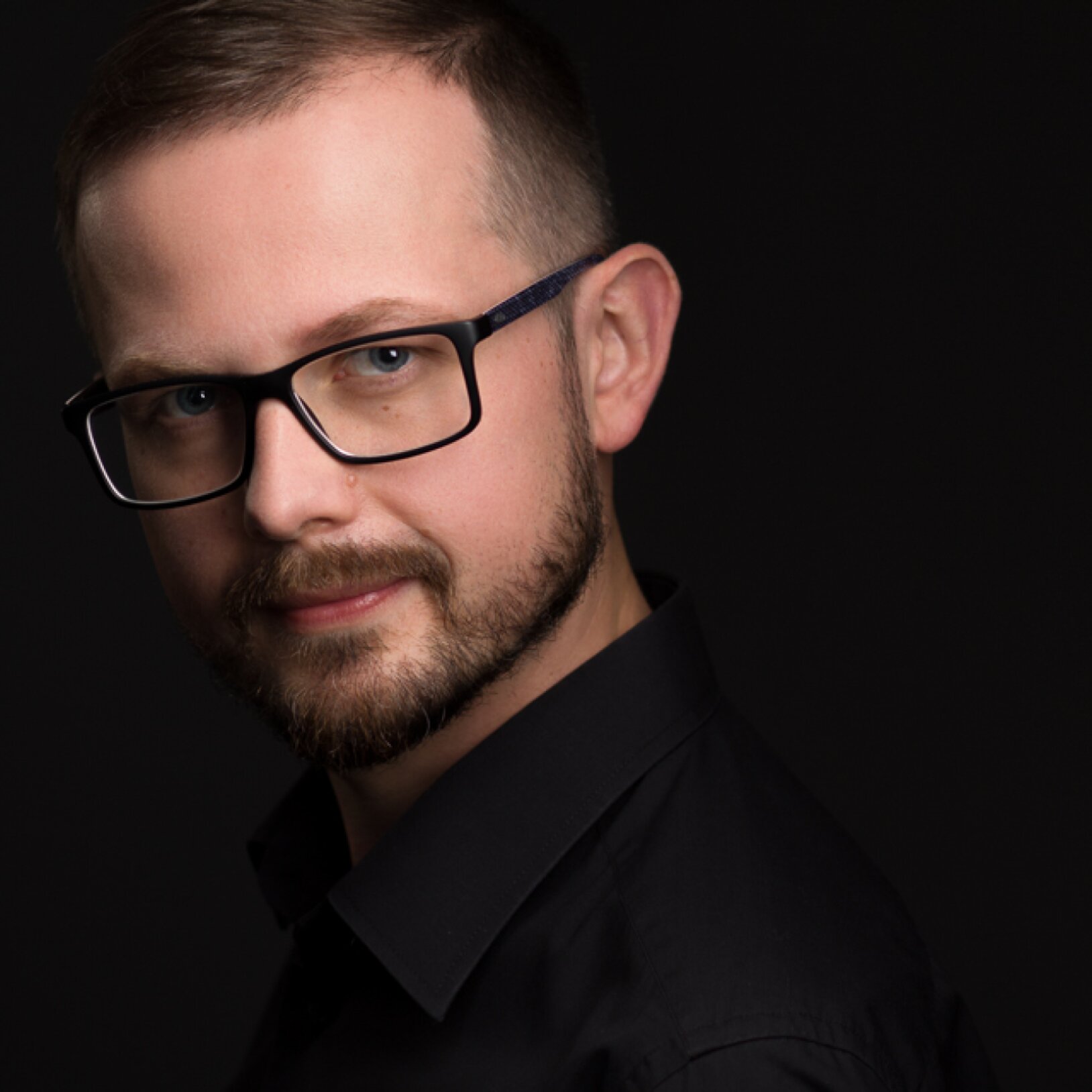 Daniel Prajzner na czarnym tle