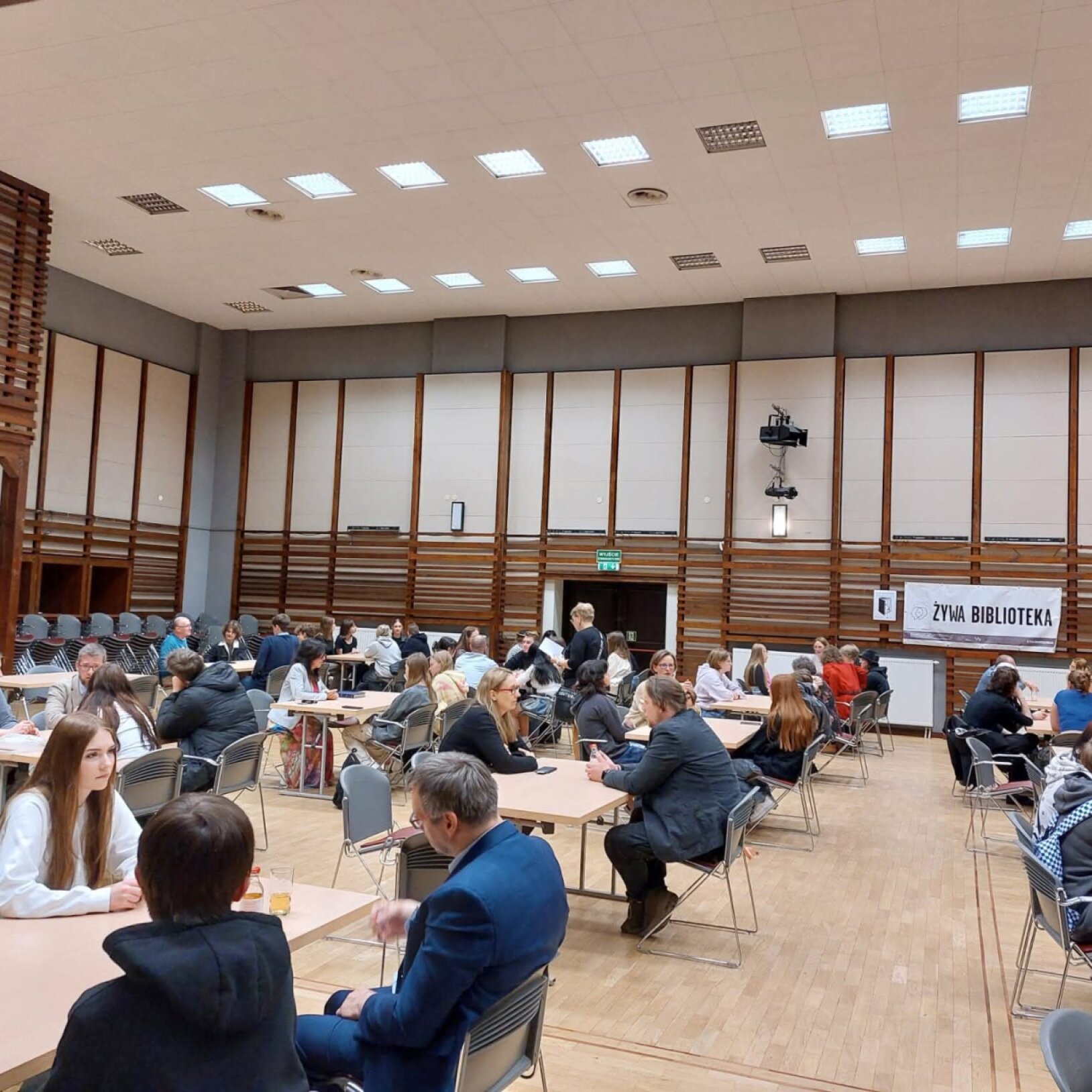 czytelnicy w bibliotece