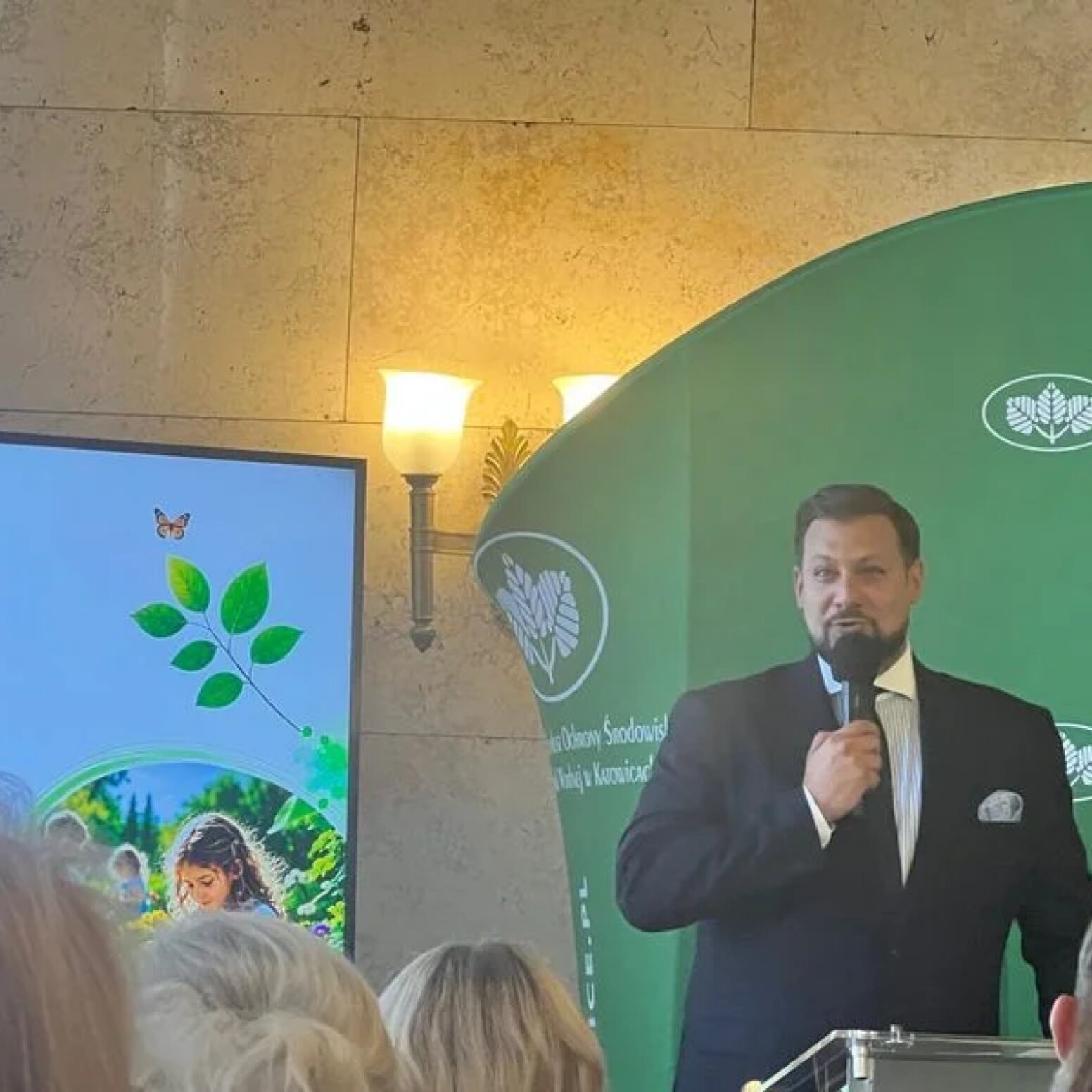 Mężczyzna z mikrofonem