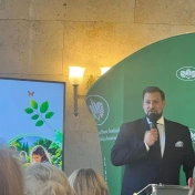Mężczyzna z mikrofonem